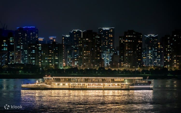 Navegar por el Han River al atardecer/noche