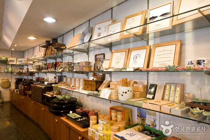 Tong-In Store