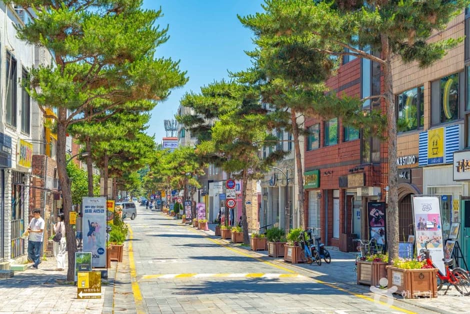 Haenggung-dong Mural Village