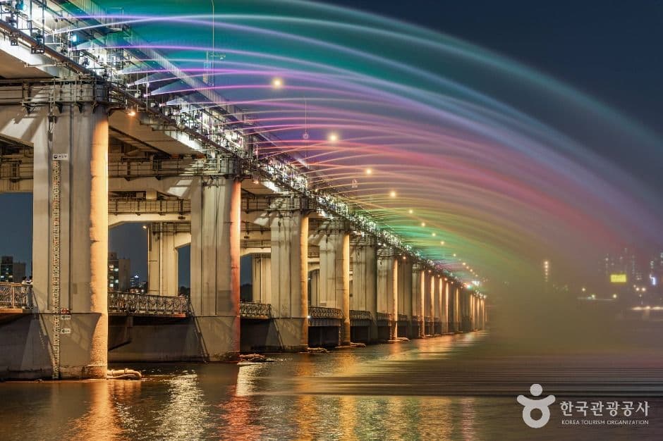 Banpo Bridge + Moonlight Rainbow Fountain
